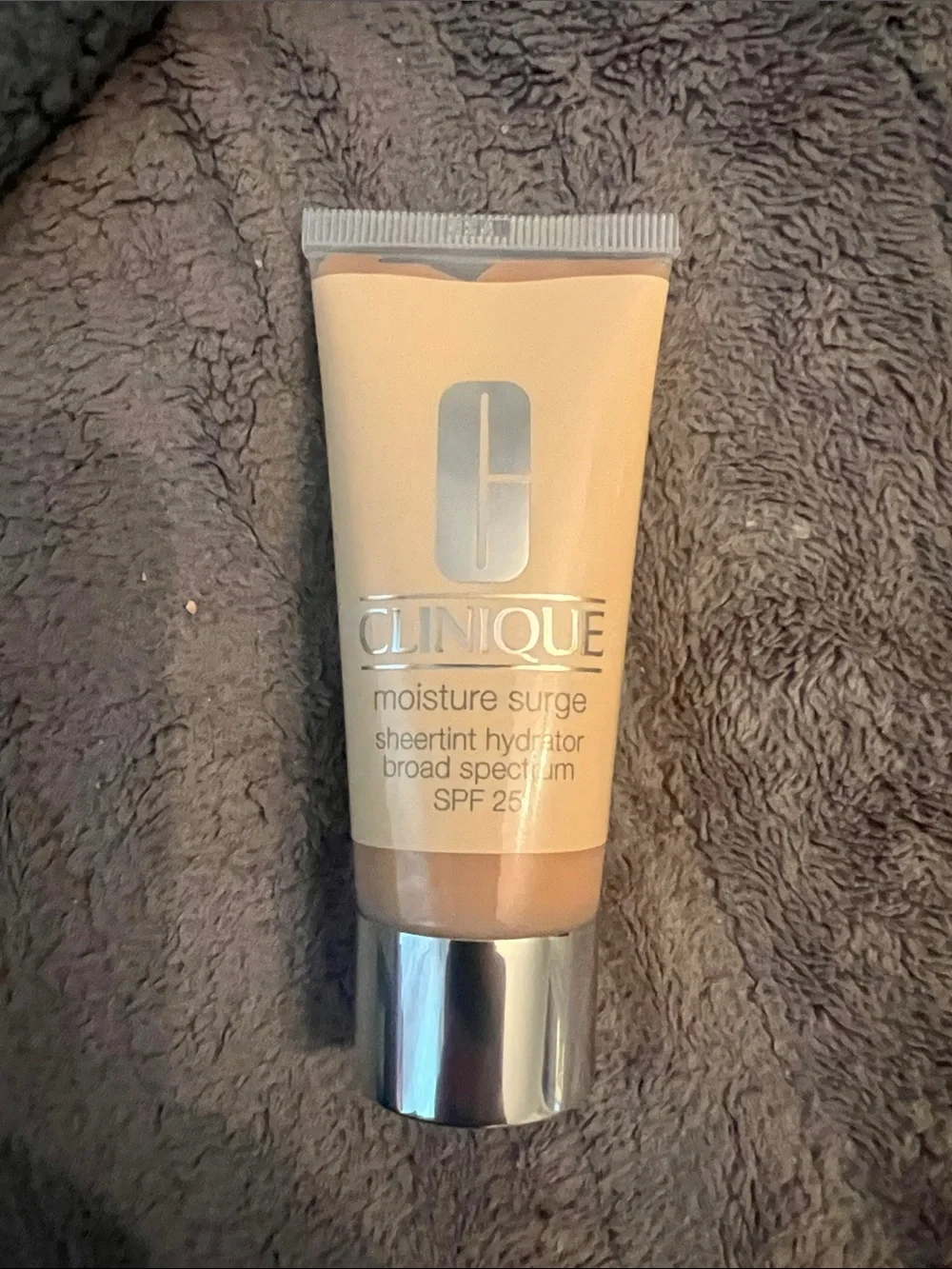 Clinique Moisture Surge Sheertint Hydrator - broad spectrum SPF 25
